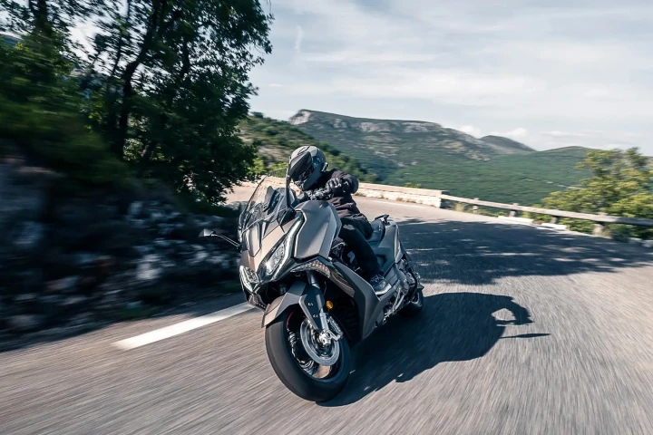 The AK 550i Premium has now come of age as a proper maxi scooter that boasts the ability to go long-distance touring