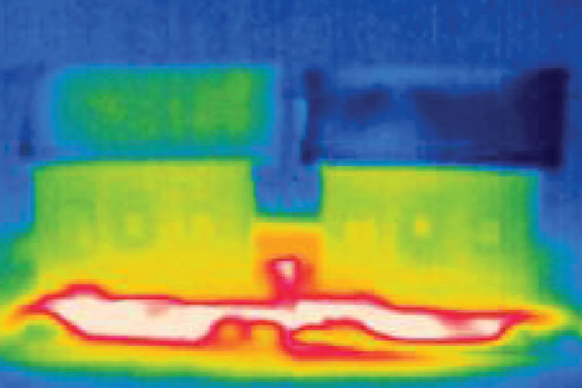 A PNIPAM mat, shown on the right, keeps a model house cooler than a mat made from conventional polymer, shown on the left (Photo: Rotzetter ACC / Advanced Materials)
