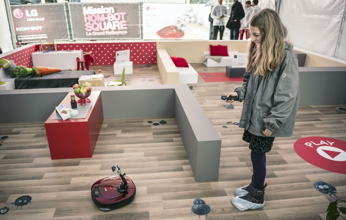 Players of the live game at the Paris launch controlled the Hom-Bot Square with a remote to clean up all 15 dusty characters