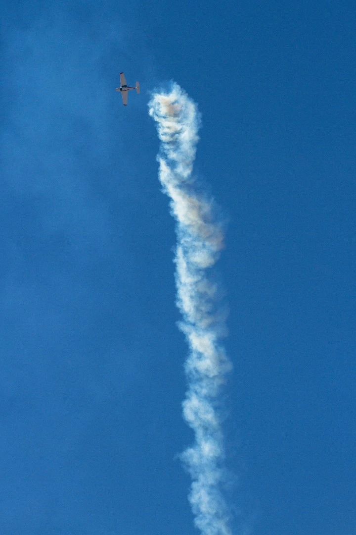 Stunt plane: controlled stall