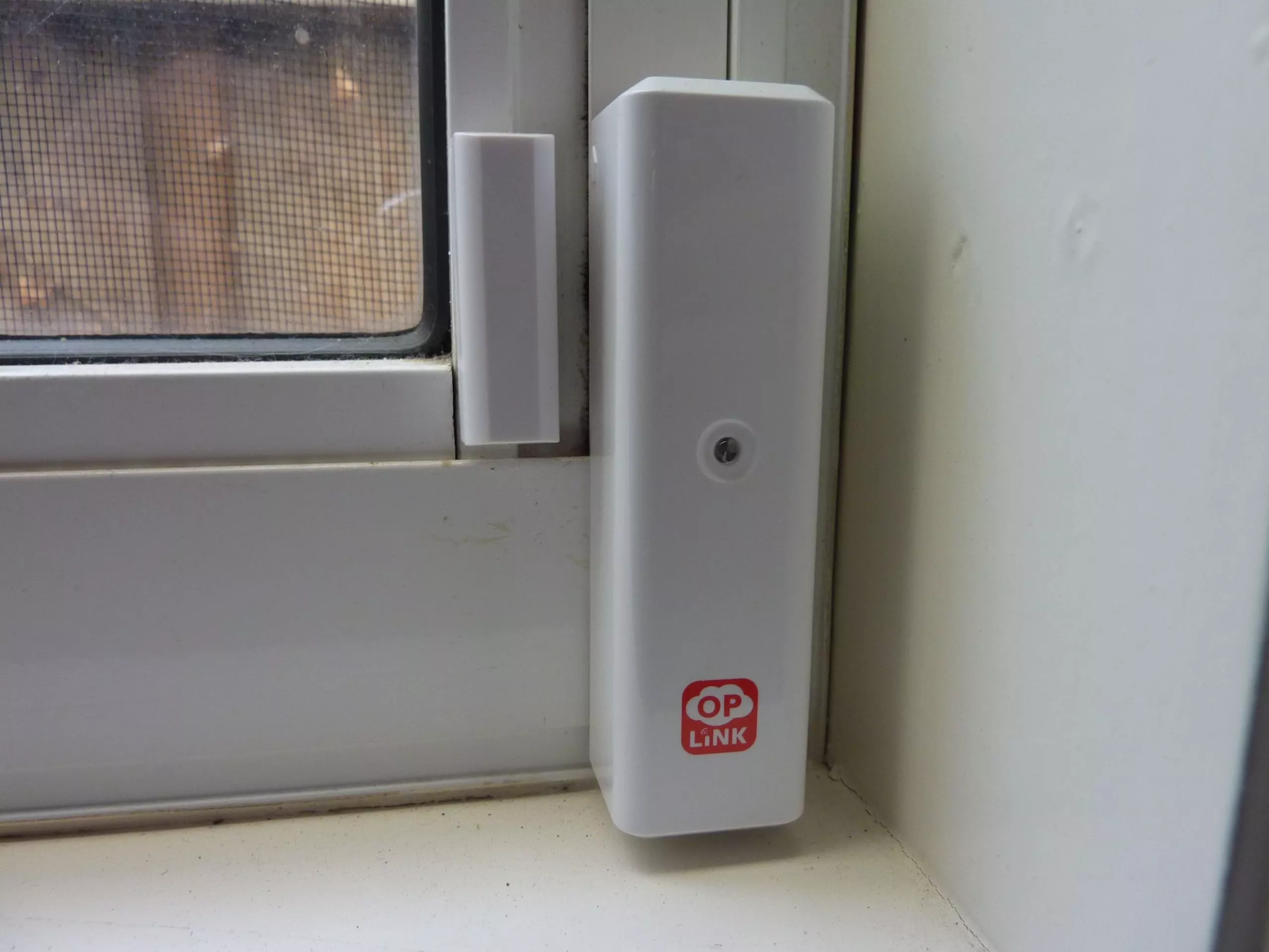 The window sensor is battery powered (Photo: Gizmag.com/Darren Quick)