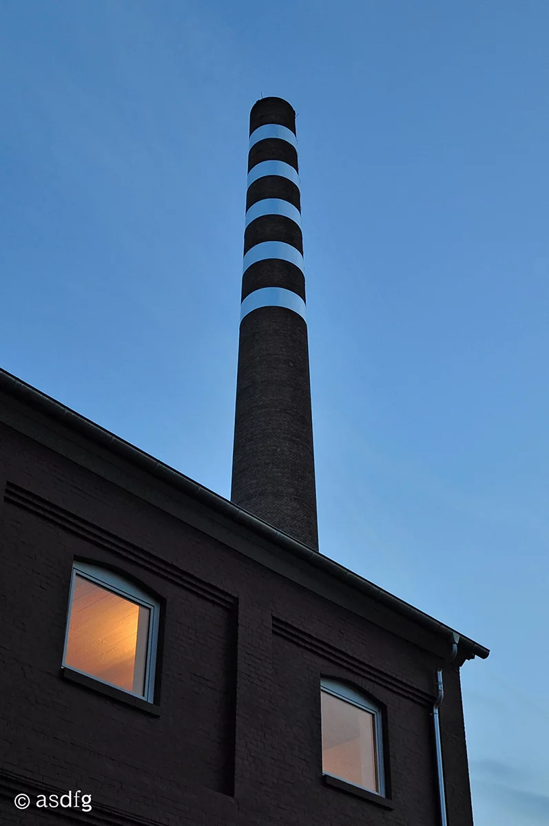 A disused smoke stack in the town of Kassel, more or less at the very heart of Germany, has undergone a peculiar transformation (Photo: asdfg)