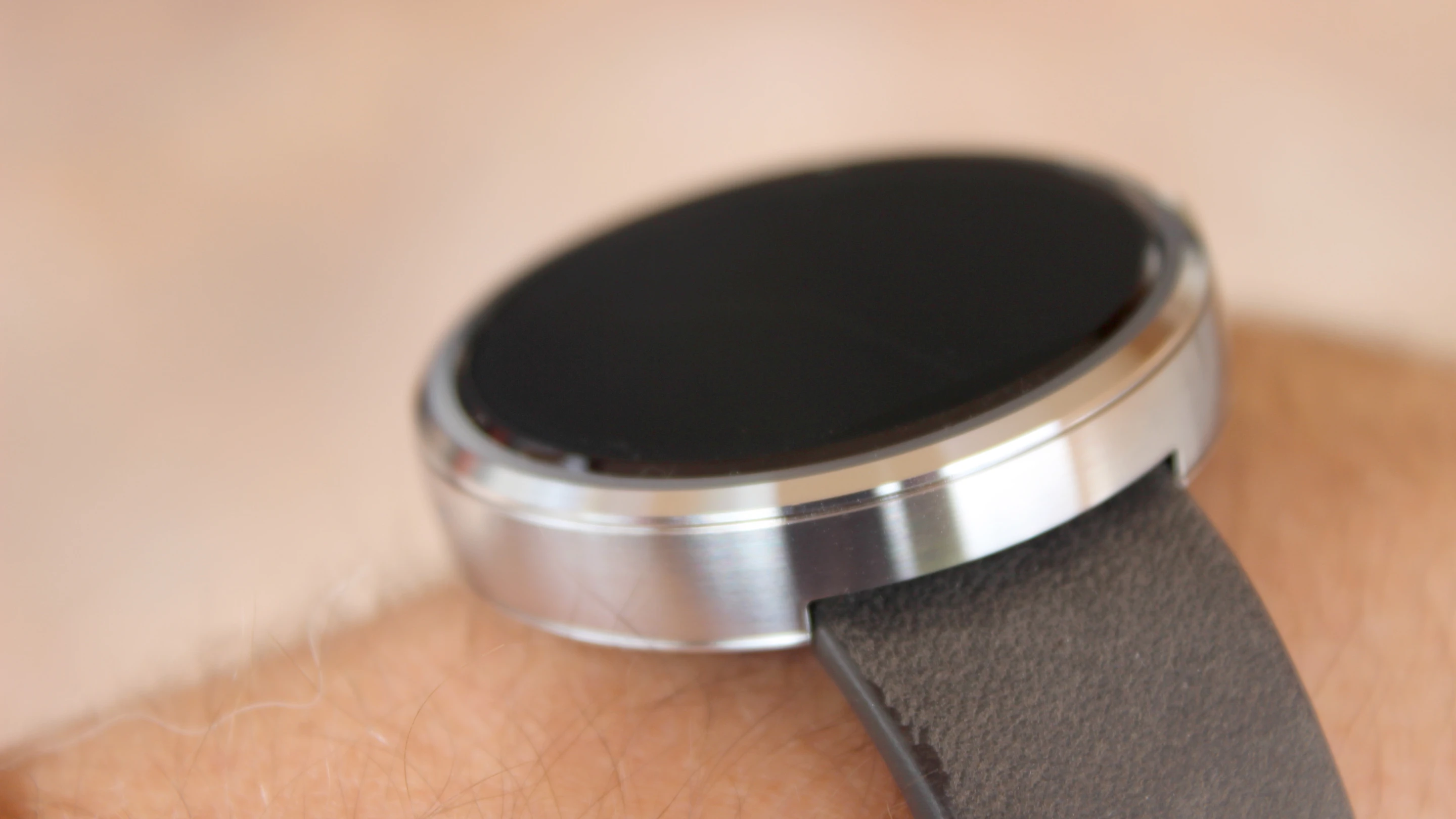 Moto 360 also comes with a chrome finish (Photo credit: Will Shanklin/Gizmag.com)