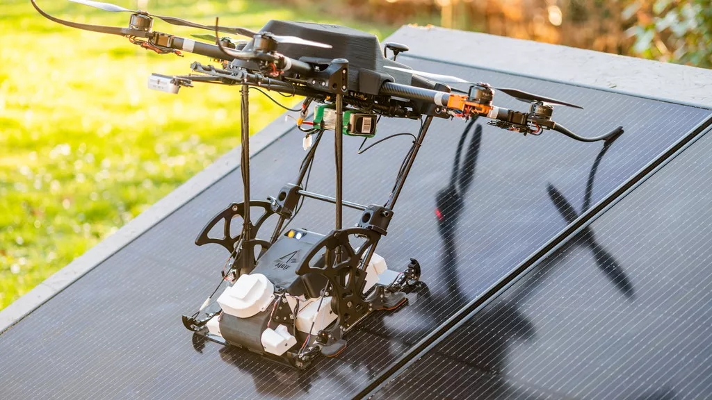 The Helios hexacopter delivers the Helios robot to a photovoltaic panel