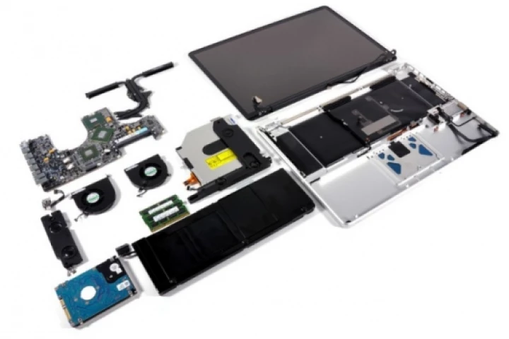 17-inch unibody MacBook Pro in pieces