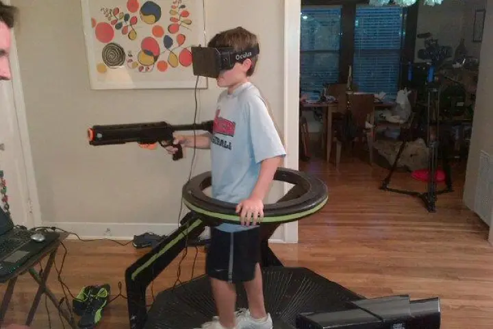 The Omni is an omni-directional treadmill that can be used together with a VR headset, such as the Oculus Rift