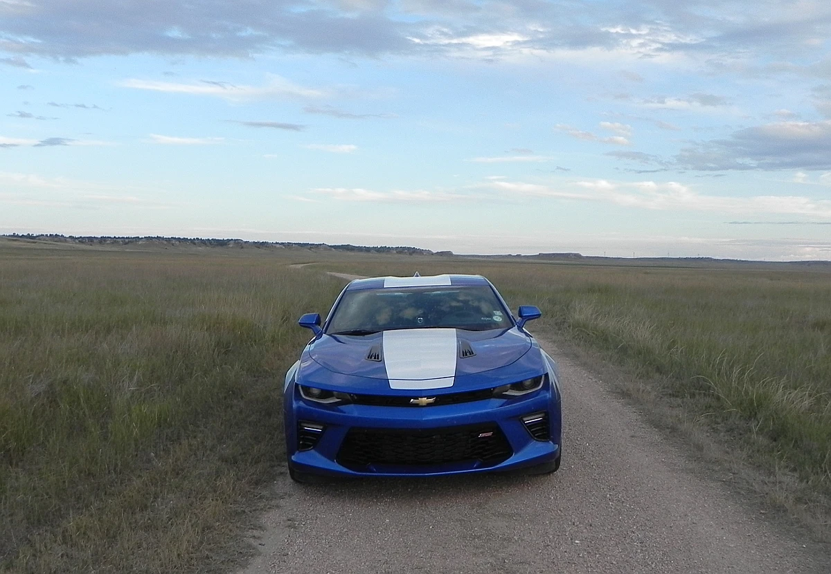 The 6.2-liter eight-cylinder monster under the 2016 Camaro’s hood churns out 455 horsepower (339 kW) and 455 pound-feet (617 Nm) of torque