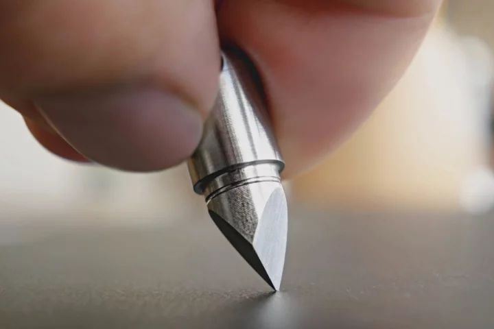 It looks like the head of a pen, but it doesn't pack any ink