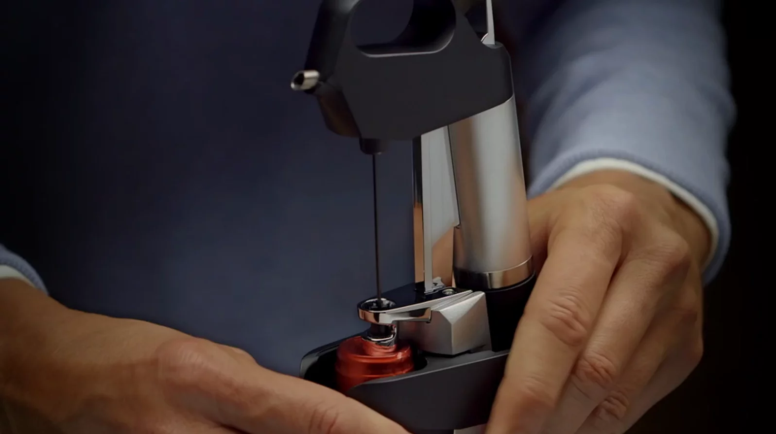 The Coarvin 1000 inserts a needle through the capsule and cork