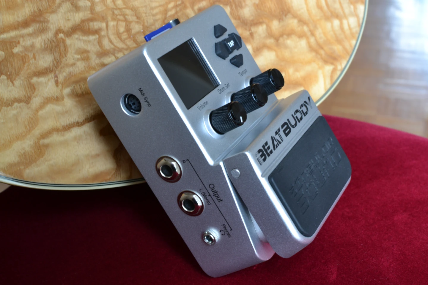 The left side of the pedal has a 3.5 mm output jack for connecting headphones, 6.4 mm left/right (mono or stereo) output jacks and a MIDI sync port (Photo: Paul Ridden/Gizmag)