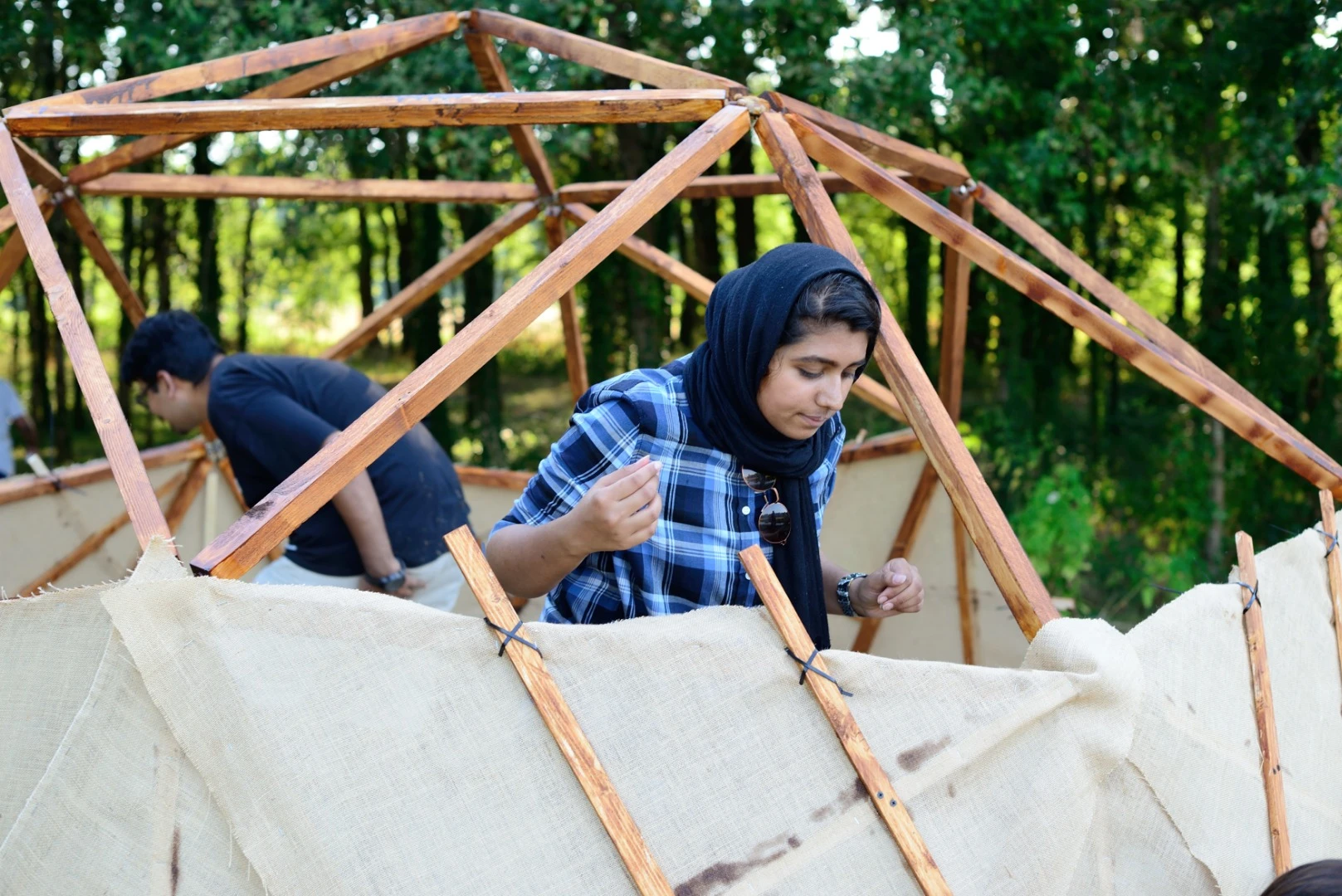 Chaltiel's team constructs its shelter at Domaine de Boisbuchet