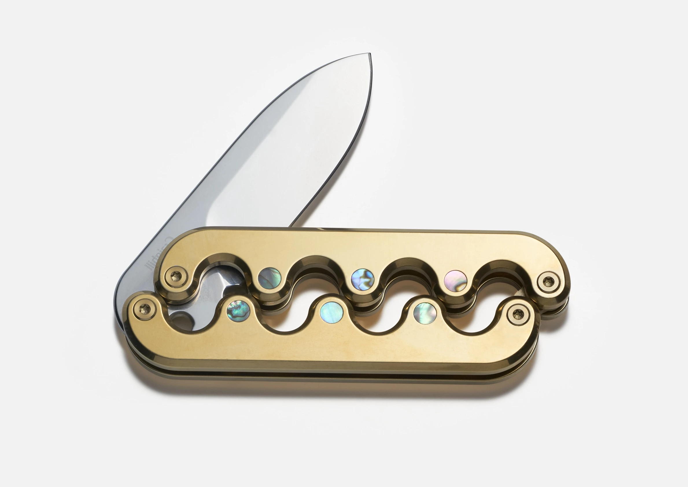 The Deluxe shares its size and folding action with the original Sidewinder