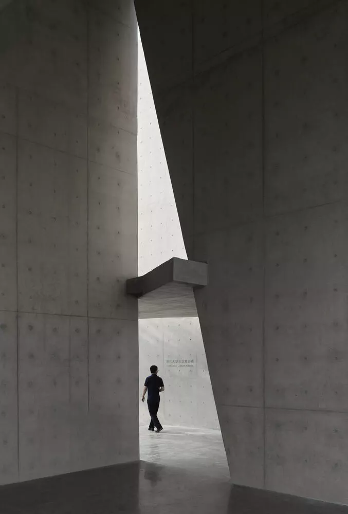 Concrete walls frame glimpses of the canyon, enhancing immersive reading experiences