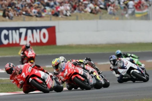 carlos Checa leads Robbie Rolfo on the Ducati, David Checa on the Fortuna M1 and Kenny Roberts on the Suzuki.