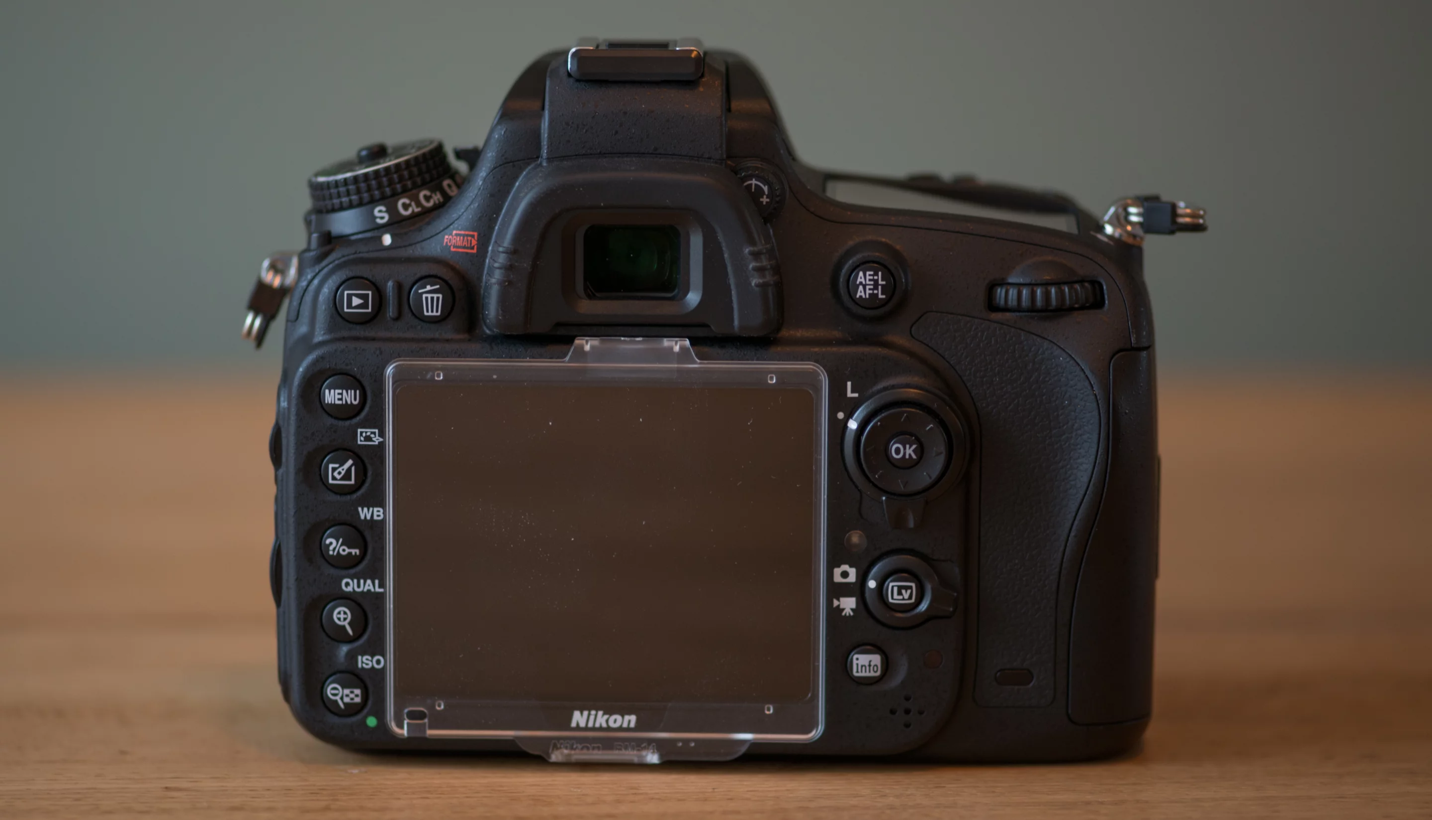 A 100 percent frame coverage viewfinder on the D600 is complemented by a 3.2-inch 921K dot LCD screen on the rear