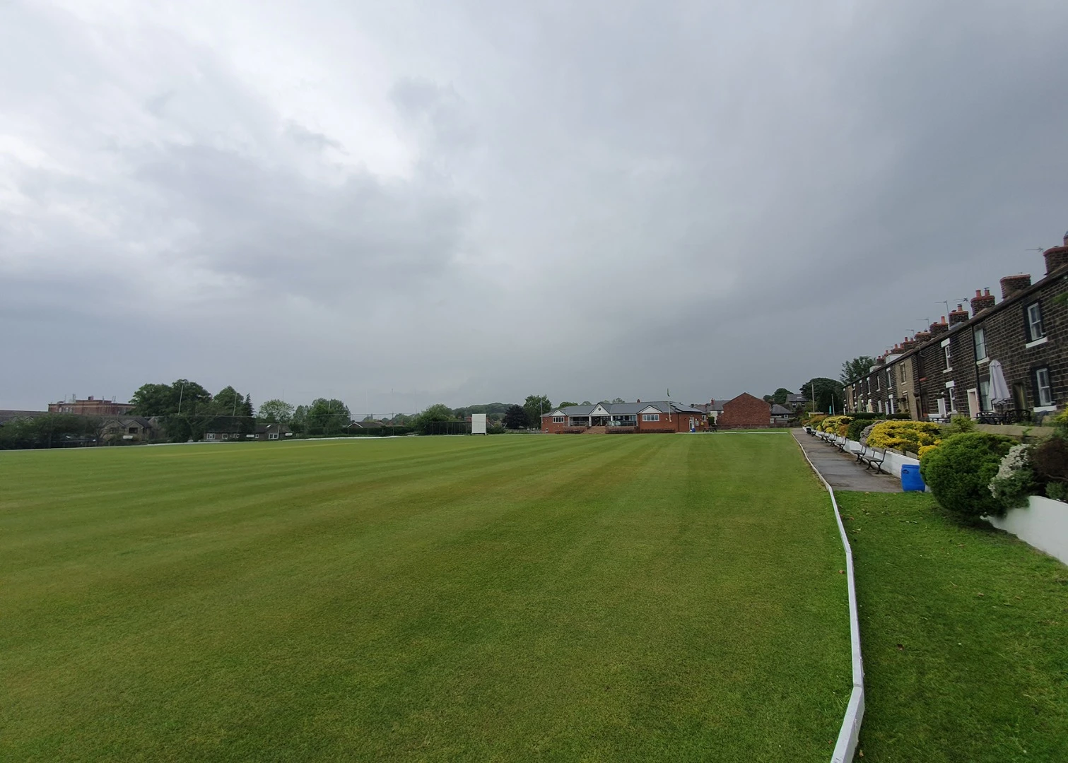 Switch to the ultra-wide lens on the S10, and you can see how much more of the scene gets captured