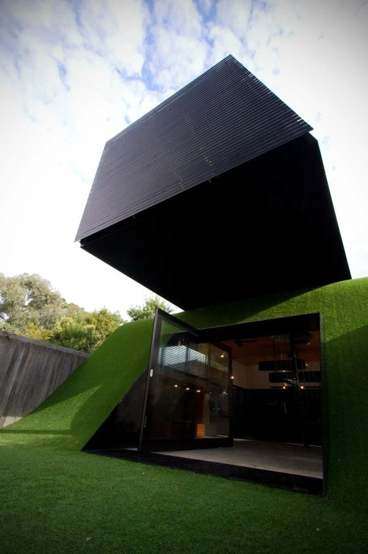 Australian architect Andrew Maynard has come up with an unorthodox approach to capturing the sun in winter and excluding it in the summer