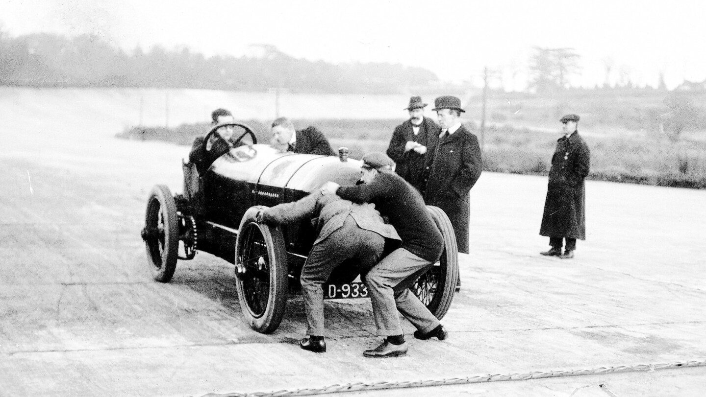 The first record set under new rules that required two-way runs was yet another 200-hp Blitzen Benz accomplishment on 24 June 1914 at Brooklands in the United Kingdom. Lydston Hornsted ran 124.09 mph (199.70 km/h)