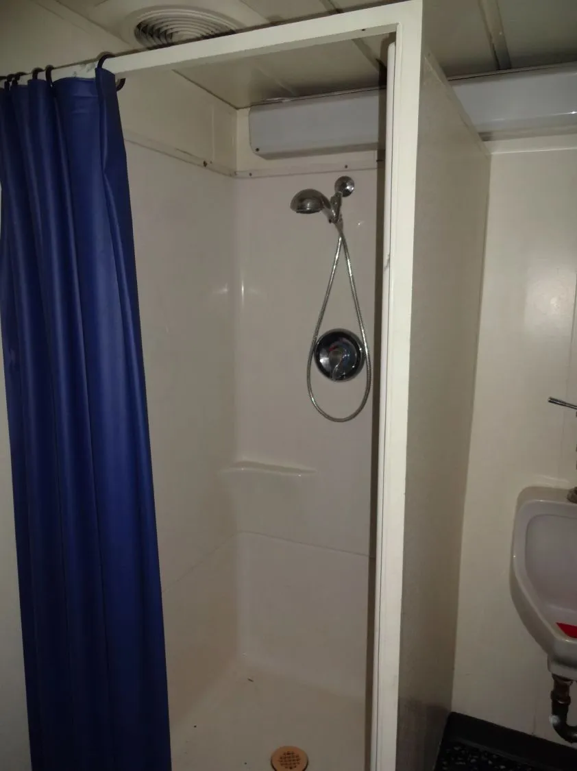 The shower-equipped bathroom (Photo: Yachtworld)