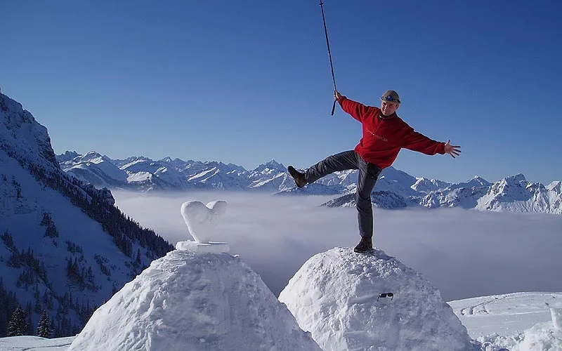 In the winter months, campers can build their own igloo and sleep close to the summit (Photo: Waldseilgarten)