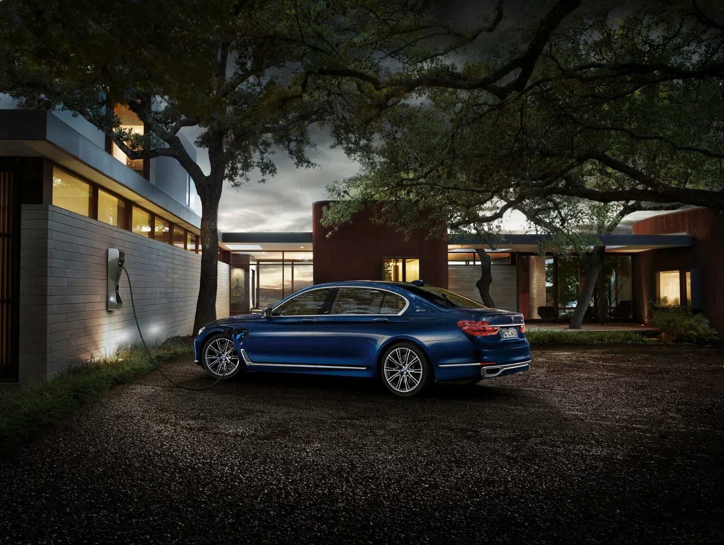The hybrid 740Le xDrive iPerformance The Next 100 Years kicks out out 240 kW (326 hp)