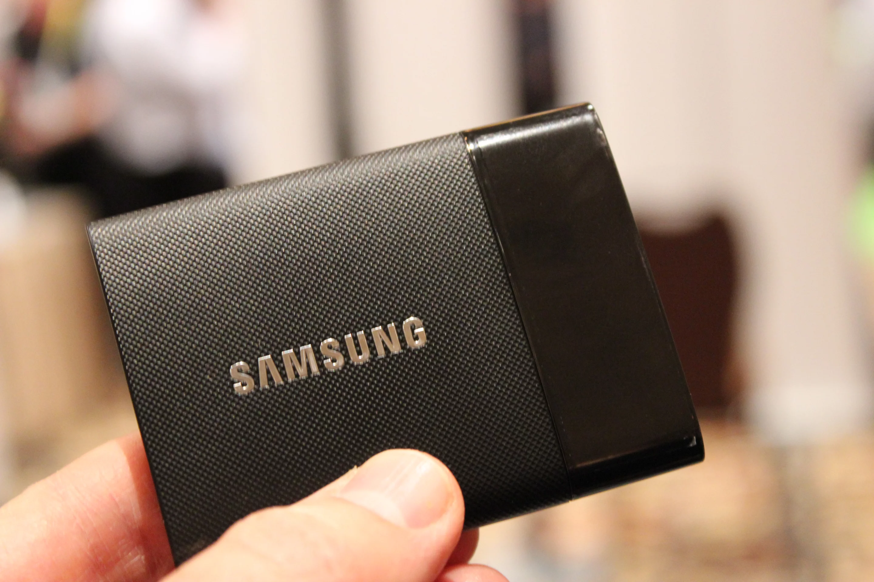 Samsung says that the SSD T1's sequential read/write speeds of up to 450 MB per second allow for the transfer a 3 GB movie file in just 8 seconds (Photo: Will Shanklin/Gizmag.com)