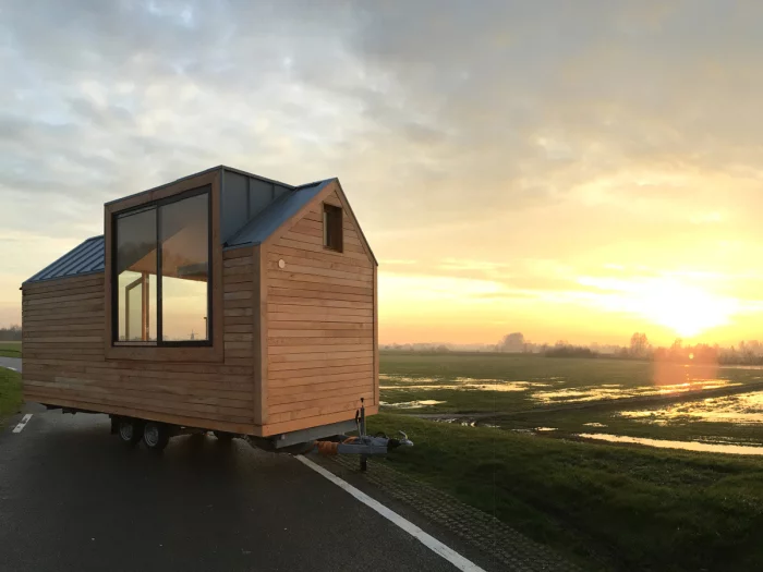 The steel roof and the glass parts are almost 100% recyclable