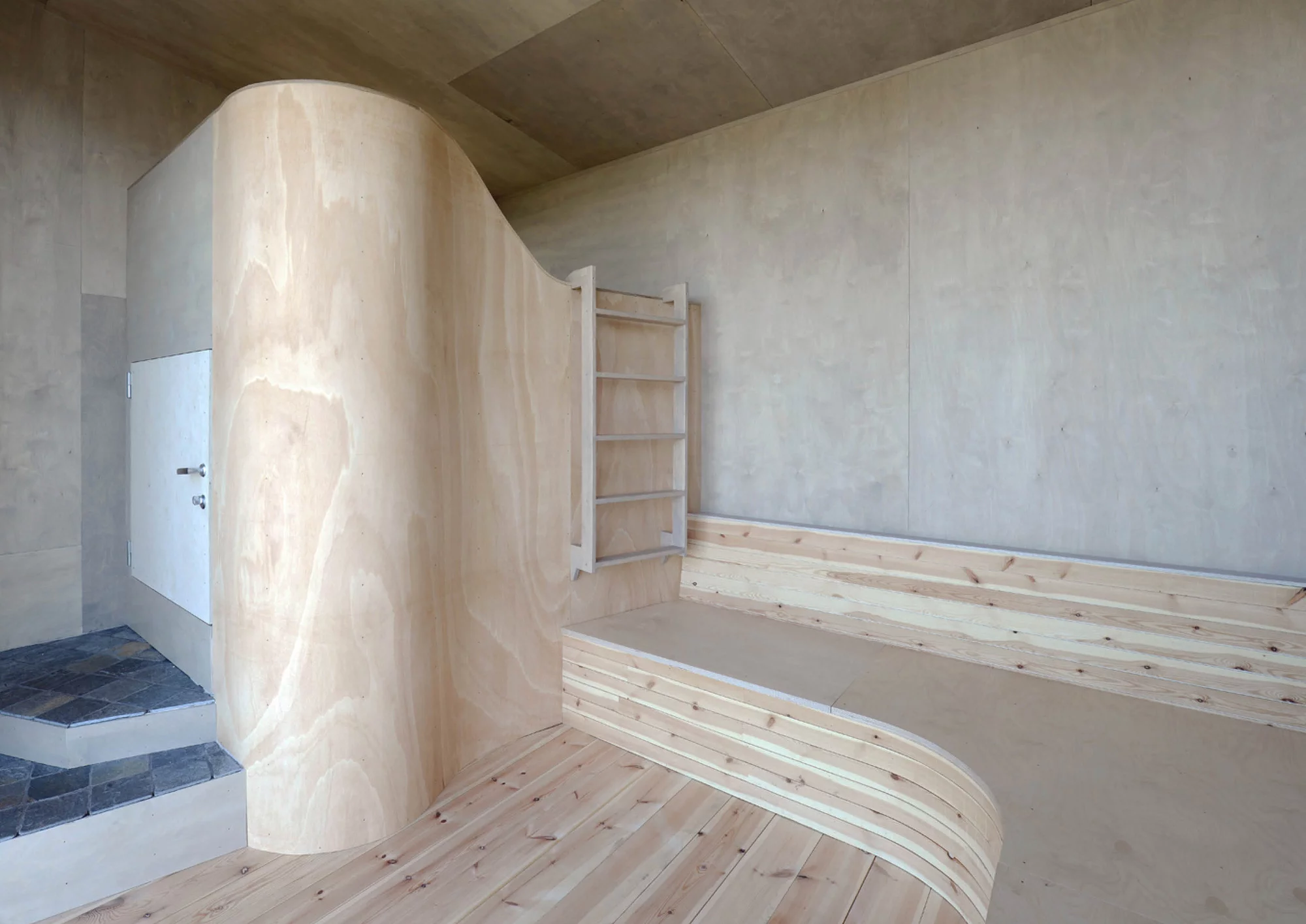 The shelter operates off-grid, and there's no electricity and no toilet (Photo: Helge Skodvin)