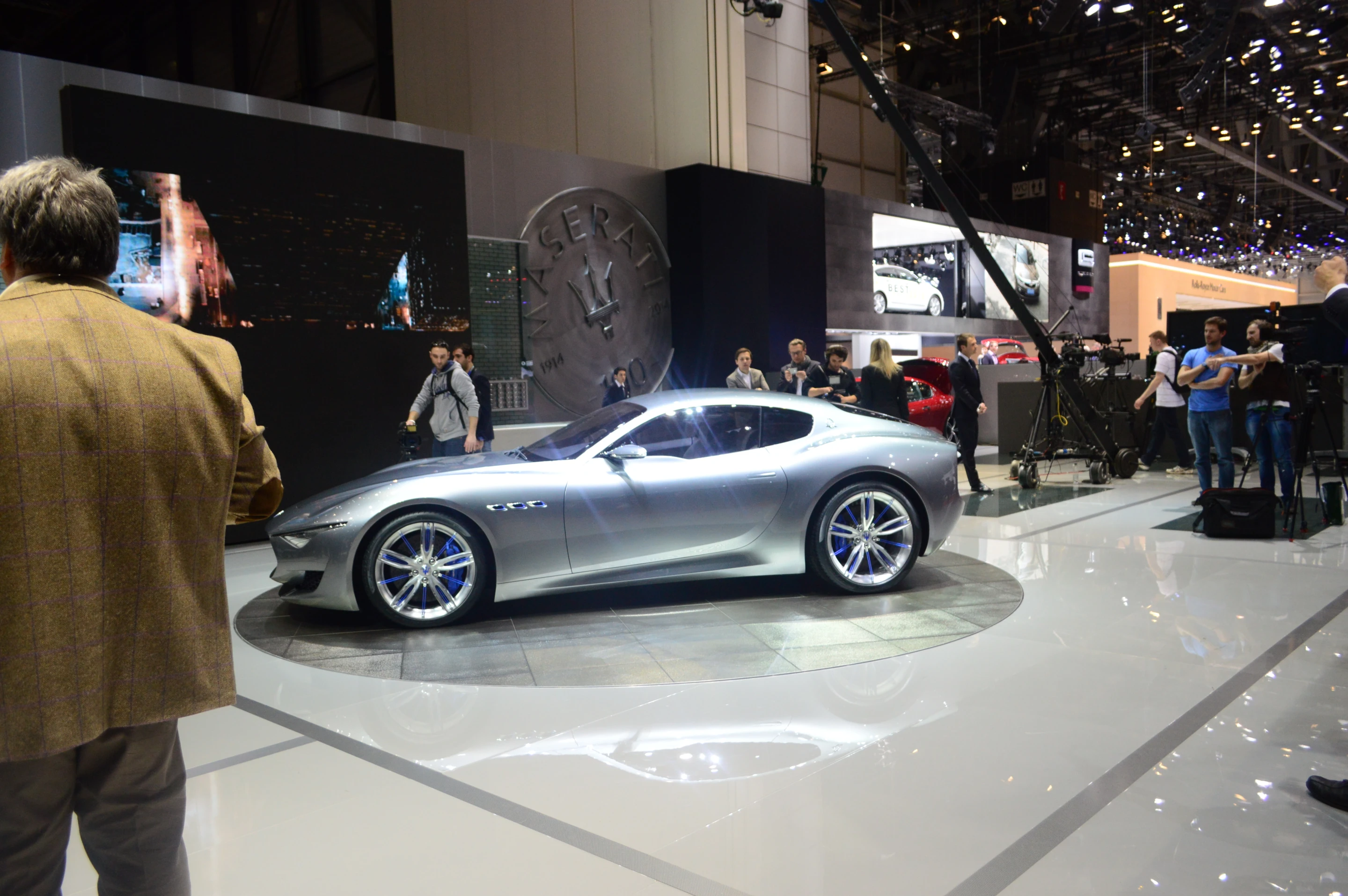 Forged aluminum wheels to the tune of 21 inches at the back and 20 inches out front, feature design influences from the spoke wheels of the 1950s. (Photo: CC Weiss/Gizmag)