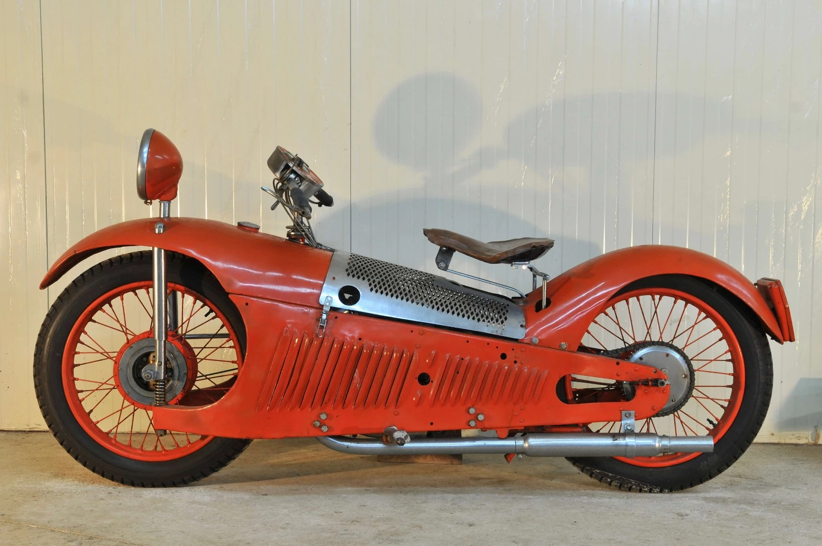 Georges Roy is one of the great unacclaimed motorcycle designers, and two of his designs went to auction in Paris, being this 1931 Majestic 350 and a 1928 New Motocycle 500. Paul d'Orleans at The Vintagent did an extensive road test on a 1930 Majestic, which explains in detail just how far ahead of the game Roy was 90 years ago. | sold for $99,321 ( € 81,056 ) | 1931 Majestic 350 | Estimate: € 30,000 to € 60,000 | Artcurial | Lot 250 | Auction Description