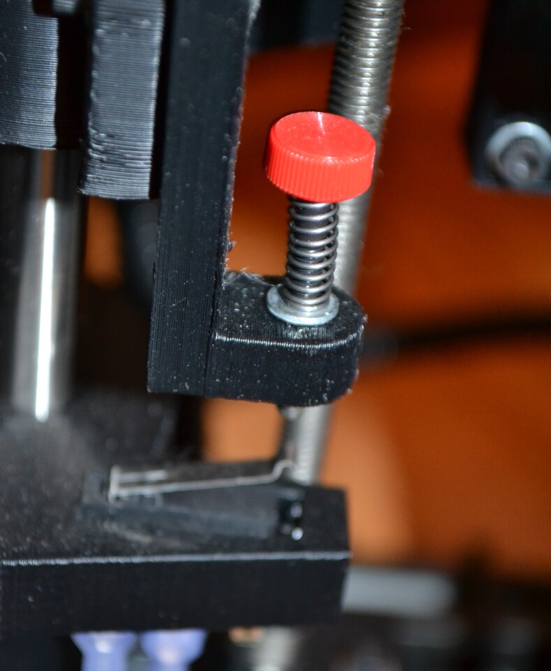A thumbscrew is used to make nozzle height adjustments