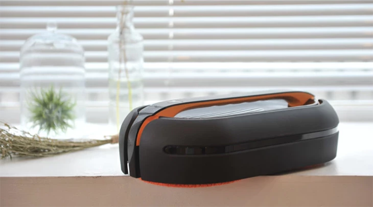 A "cliff detection" sensor enables the Everybot RS700 to recognize when it is headed over the edge of a staircase or ledge and retreat to safety