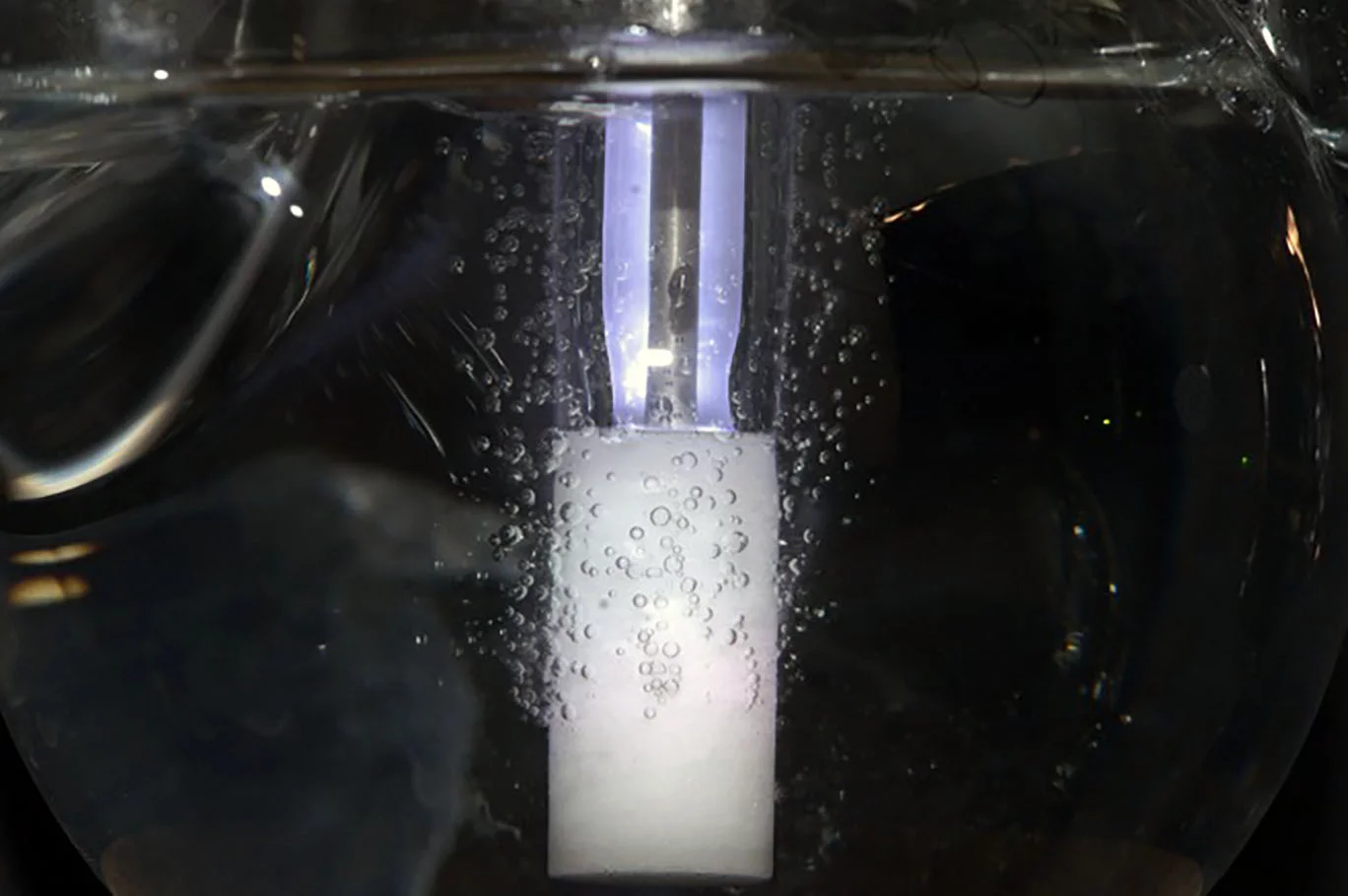 The plasma-generating "bubble reactor" utilized in the study