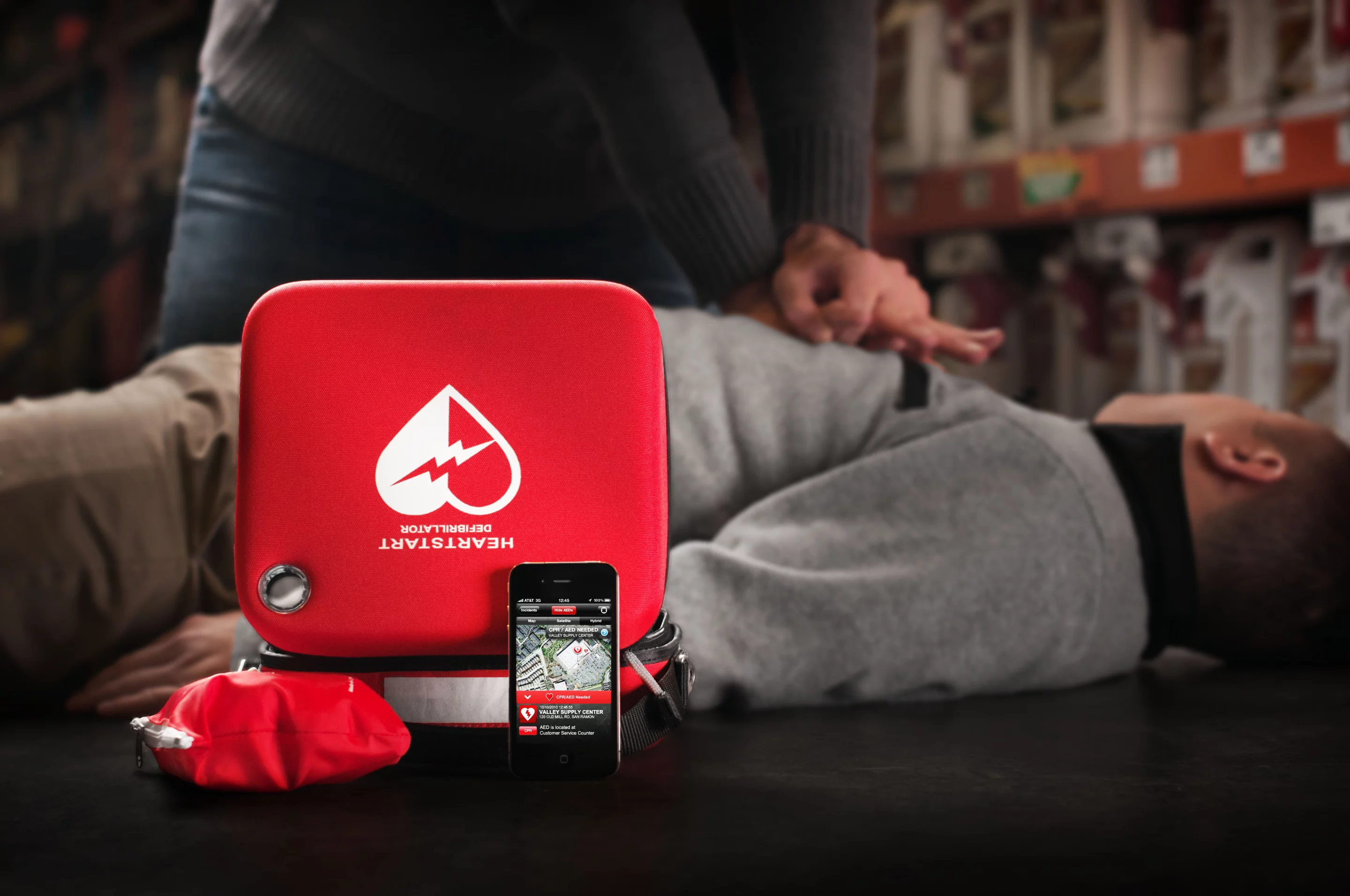 The app provides real-time information during a sudden cardiac arrest emergency, including mapping the victim and rescuer locations, along with the nearest AED locations