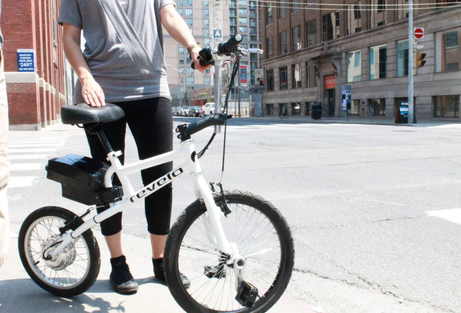 Because it has no chain, riders don’t have to fret over getting oil stains on their clothing when carrying the bike