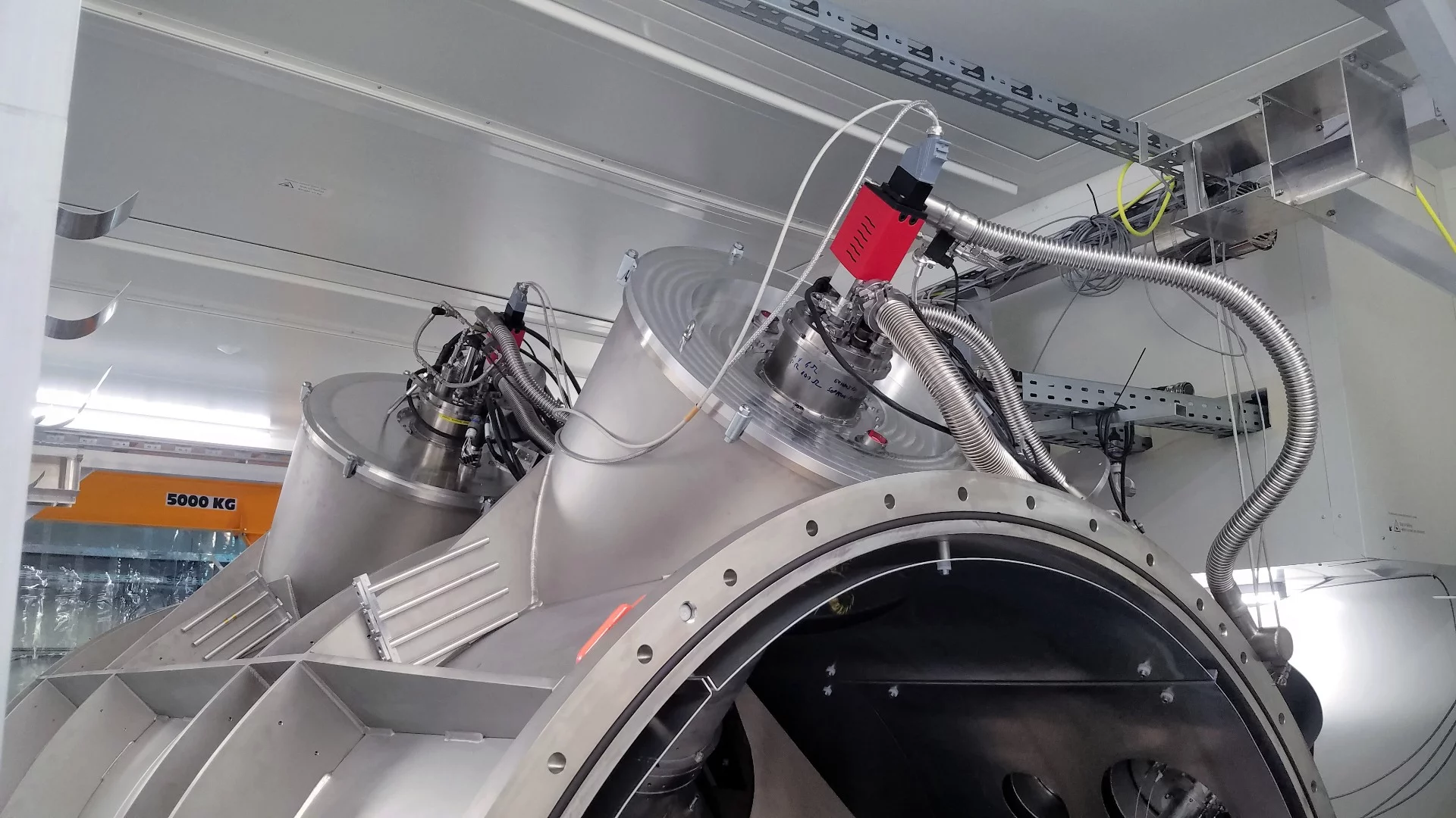 Vacuum vessel where the extremely stable spectrographs are located