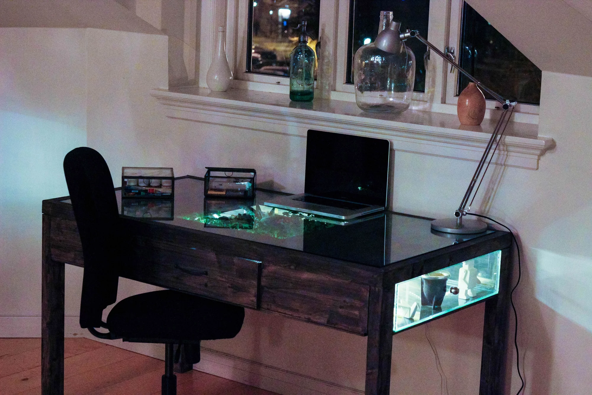 Terrarium Desk is a fully-operational workstation, but with the addition of living plants (Photo: Daniel Zeller)