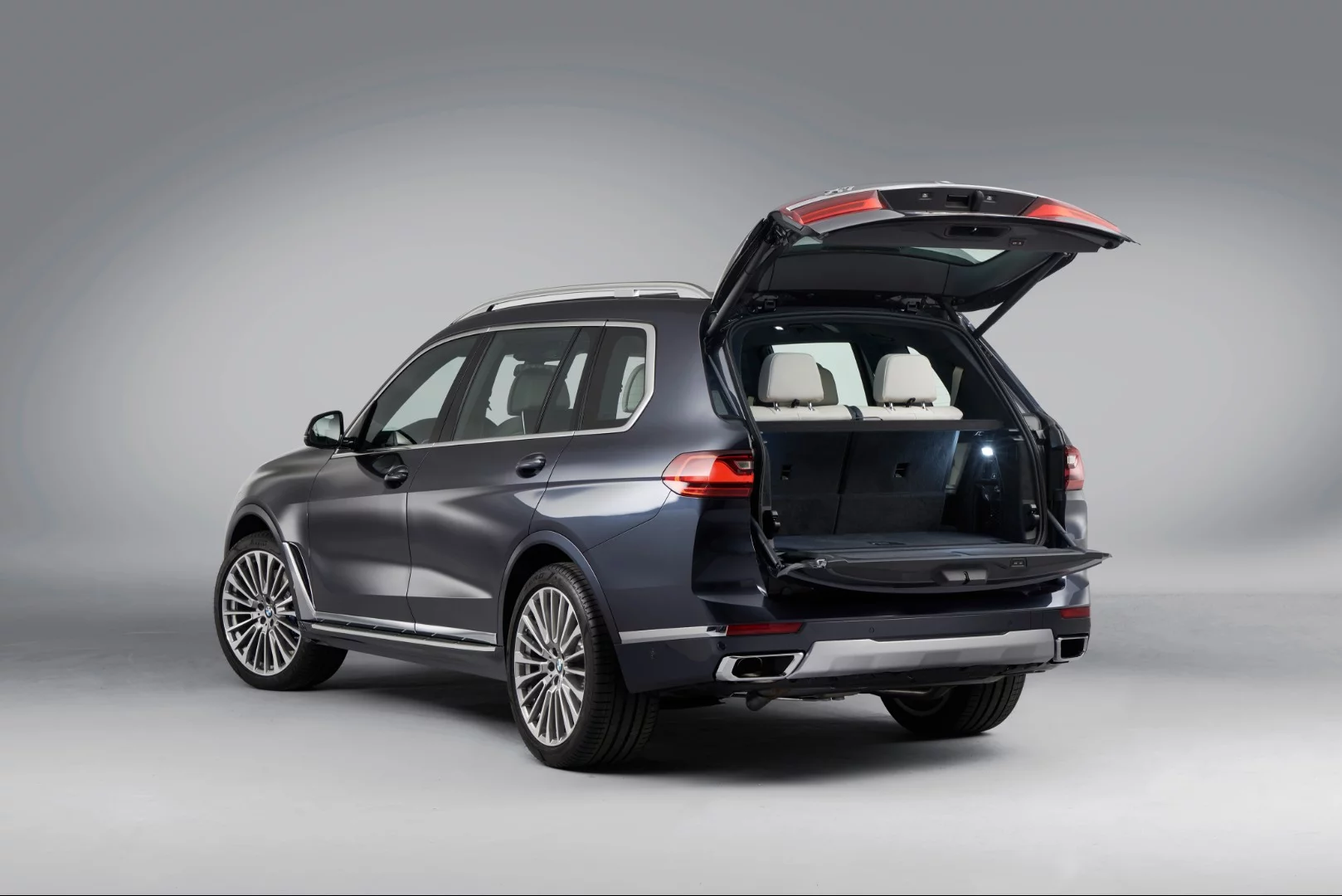 2019 BMW X7: clamshell tailgate design