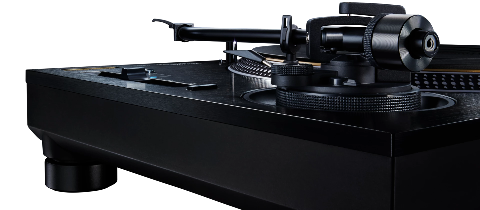 The magnesium tonearm mounted on a traditional Technics gim