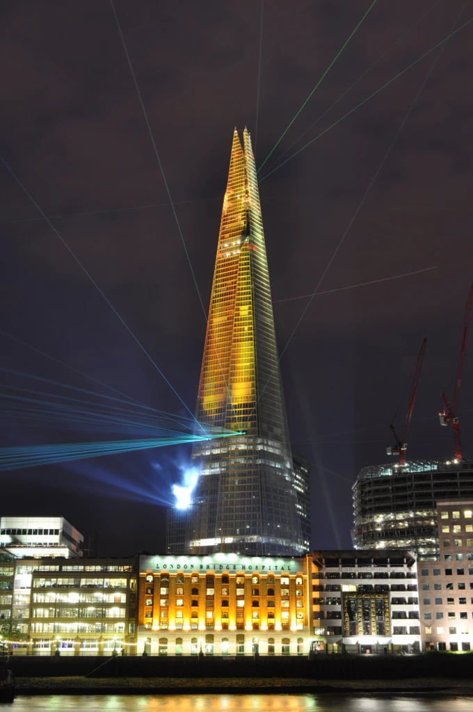 The tower's 95 floors were lit up with color-changing lighting, and 30 search lights flared outwards and upwards from surrounding buildings (Photo: Lapatia)
