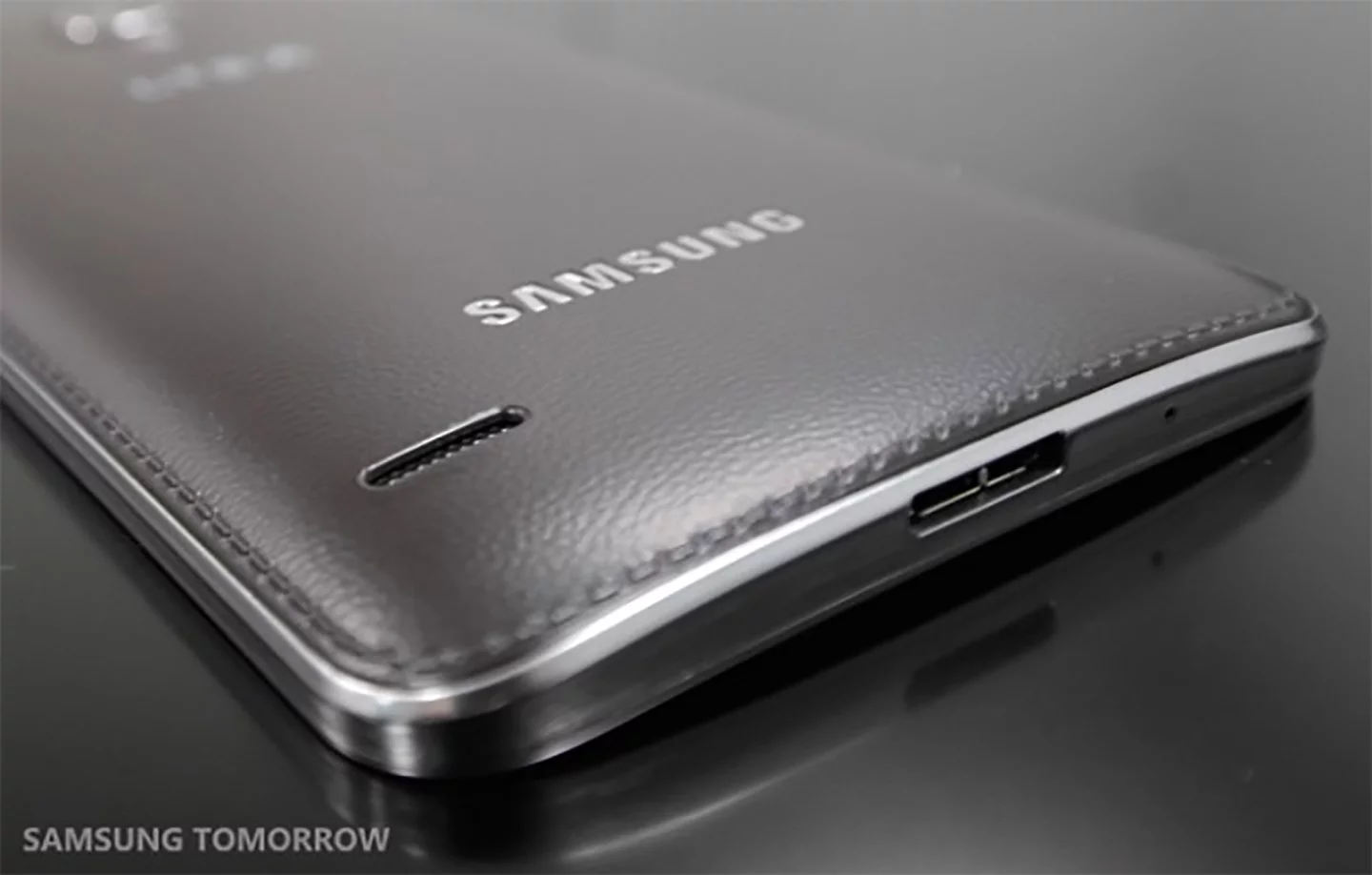 The Round also borrows the Note 3's faux leather backing
