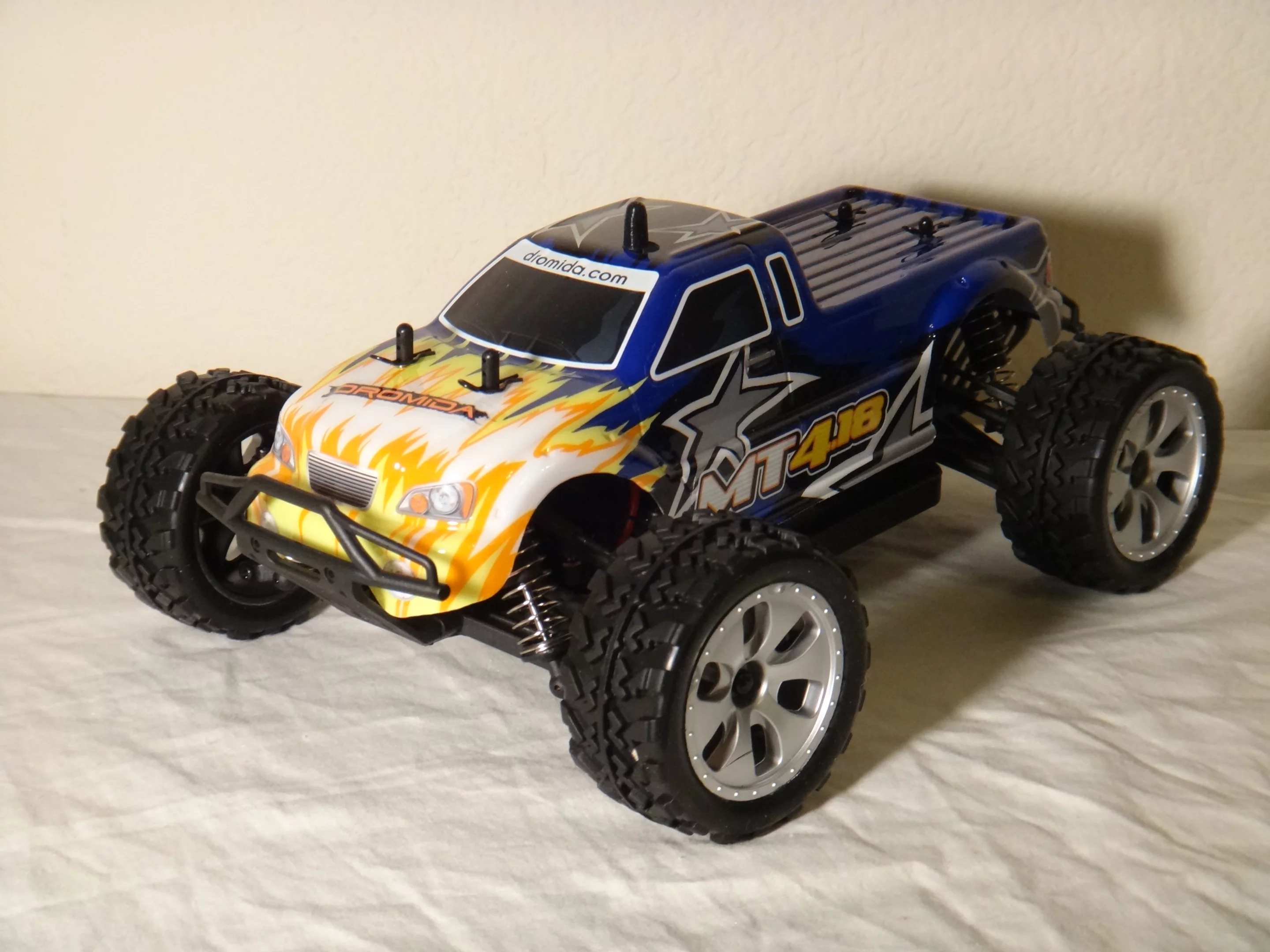 Aside from inserting the AA batteries into the transmitter, the only other required setup is to charge and connect the NiMH battery