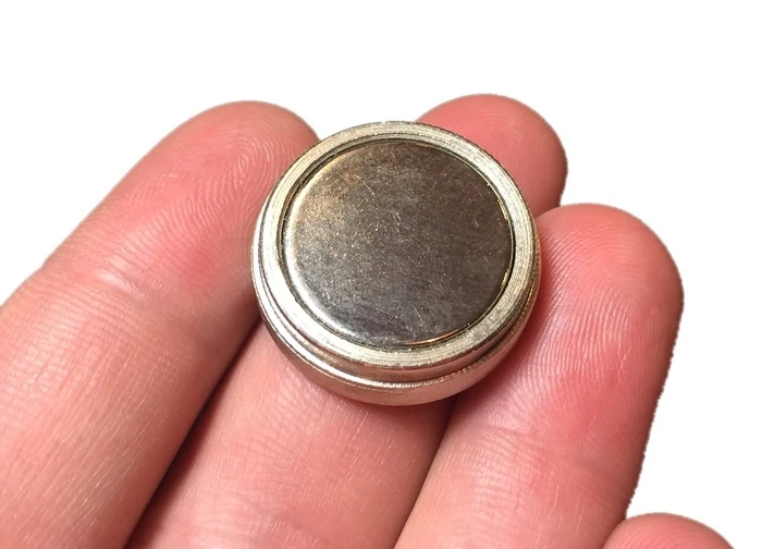 BottleLoft features strong neodymium magnets