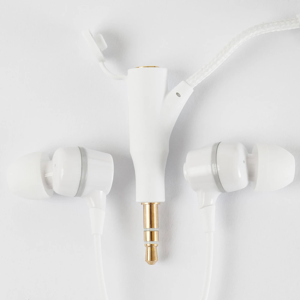 With kids in mind, the cable is wrapped in fabric for better durability and to prevent tangles, and the extra port has an attached cap to keep out dust and pocket lint