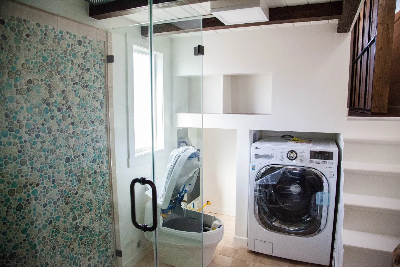 The washing machine is installed in El Gato's bathroom