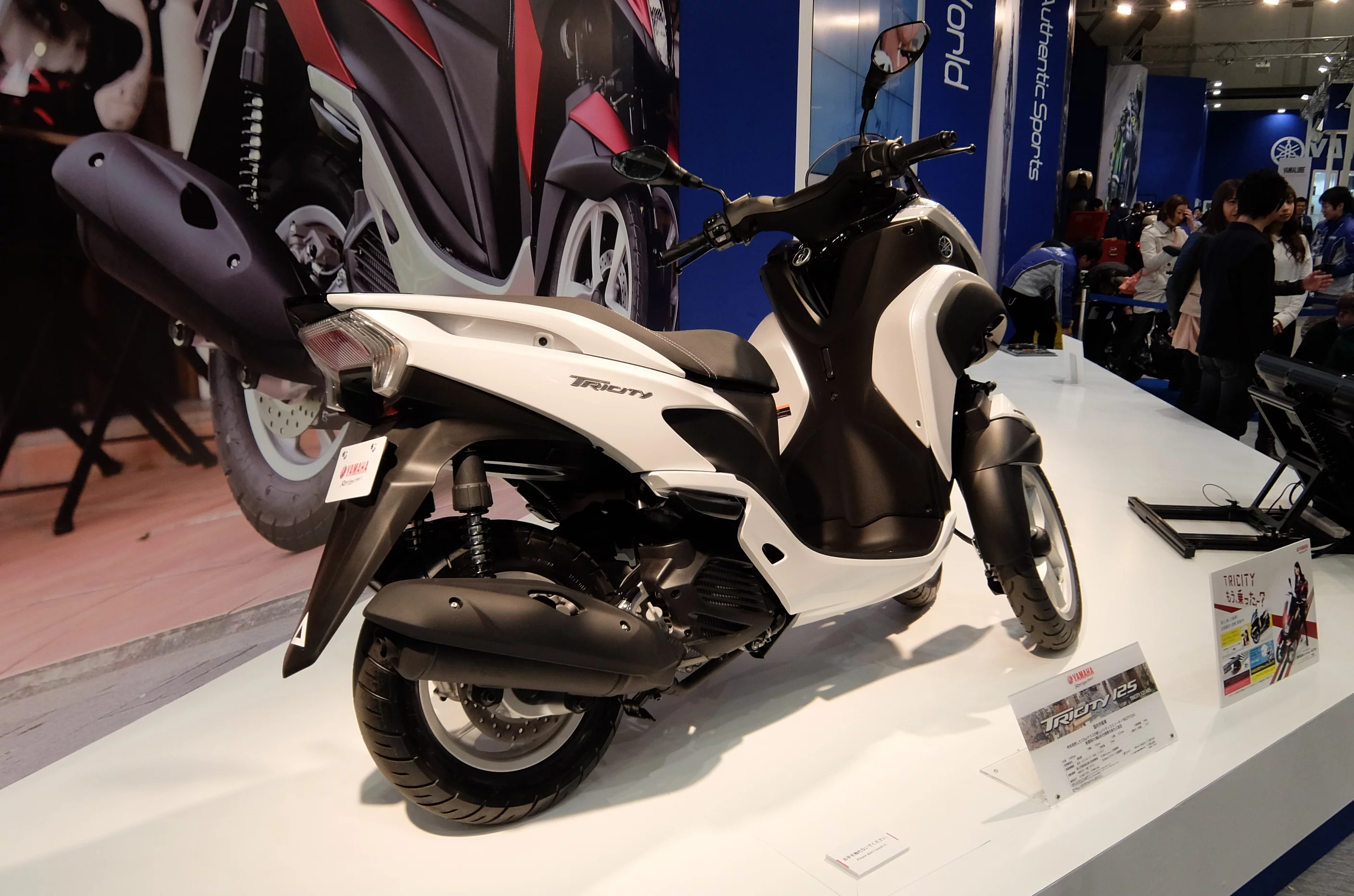 In this rear view we can see the degree of lean the TriCity can achieve (Photo: Stephen Clemenger/Gizmag.com)