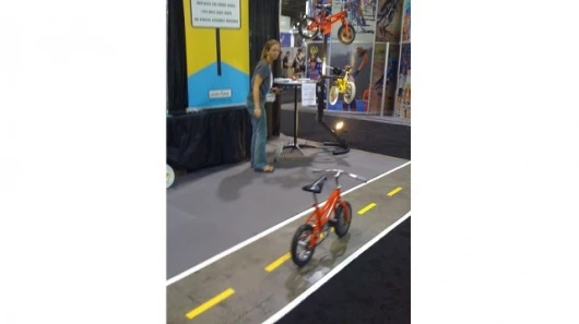 The Gyrowheel creates enough gyroscopic force to keep the bike upright at low speeds (photo: Quickrelease.tv)