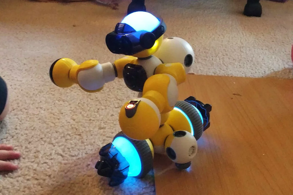 The Bell Robot Mabot kit is so easy to build with that my 6-year-old was able to make this robot in about ten minutes using only graphical instructions included with the Mabot Go app