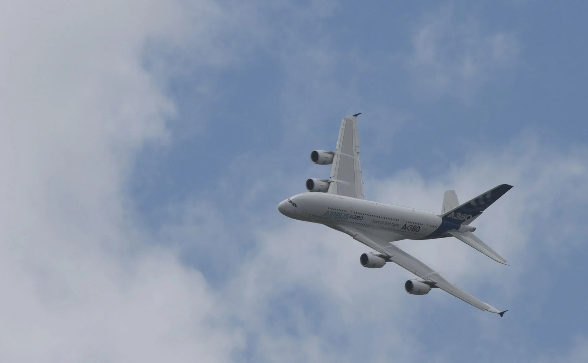 The Airbus A380 showed off its incredible maneuverability in the tight airspace above Le Bourget (Photo: gizmag.com)