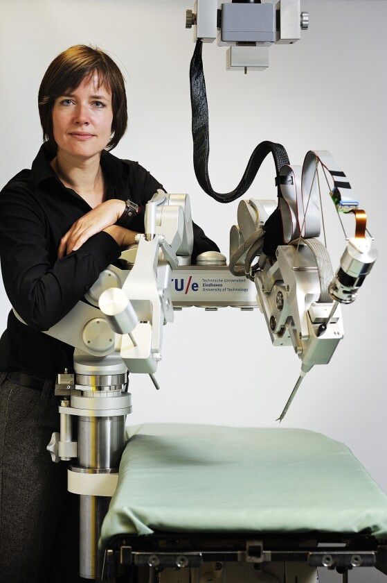 Linda van den Bedem and the Sofie force-feedback surgical robot (Photo: Bart van Overbeeke)